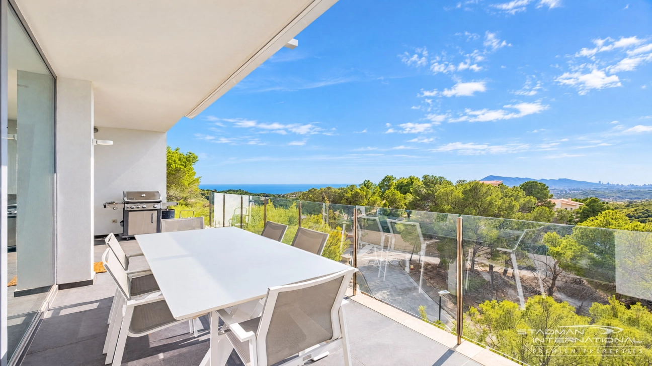 Villa Moderna con Vistas Panorámicas al Mar y a la Montaña