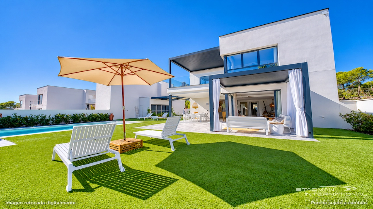 Modern Villa on a Flat Plot in a Central Location Near Altea
