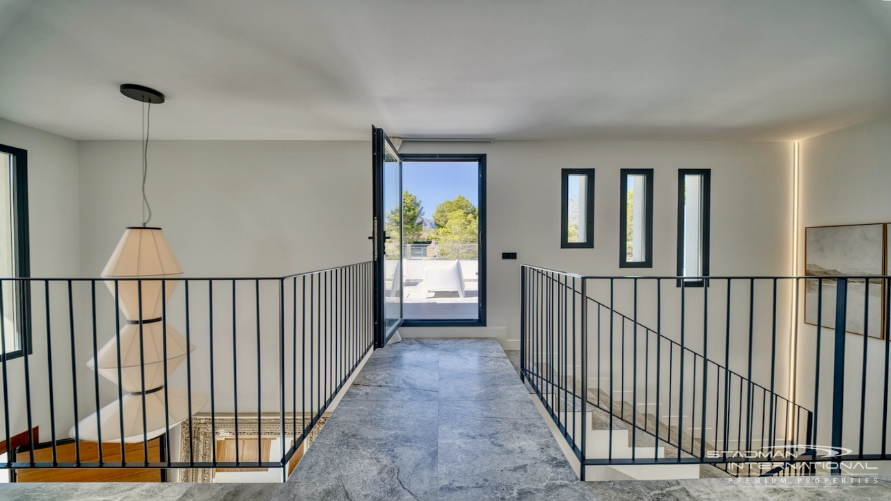 Modern Villa on a Flat Plot in a Central Location Near Altea