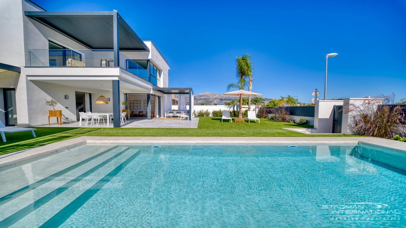 Modern Villa on a Flat Plot in a Central Location Near Altea