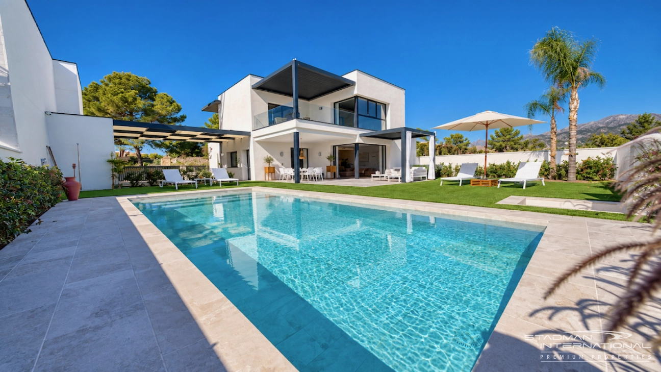 Modern Villa on a Flat Plot in a Central Location Near Altea
