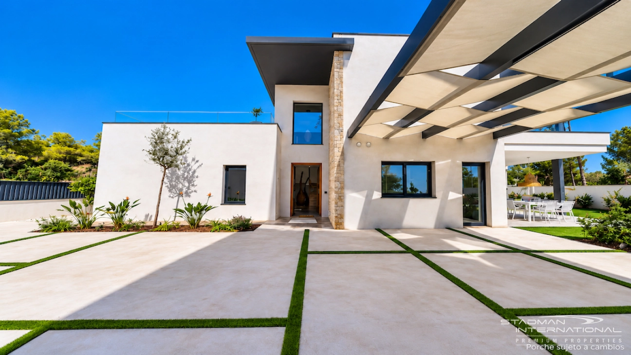 Modern Villa on a Flat Plot in a Central Location Near Altea
