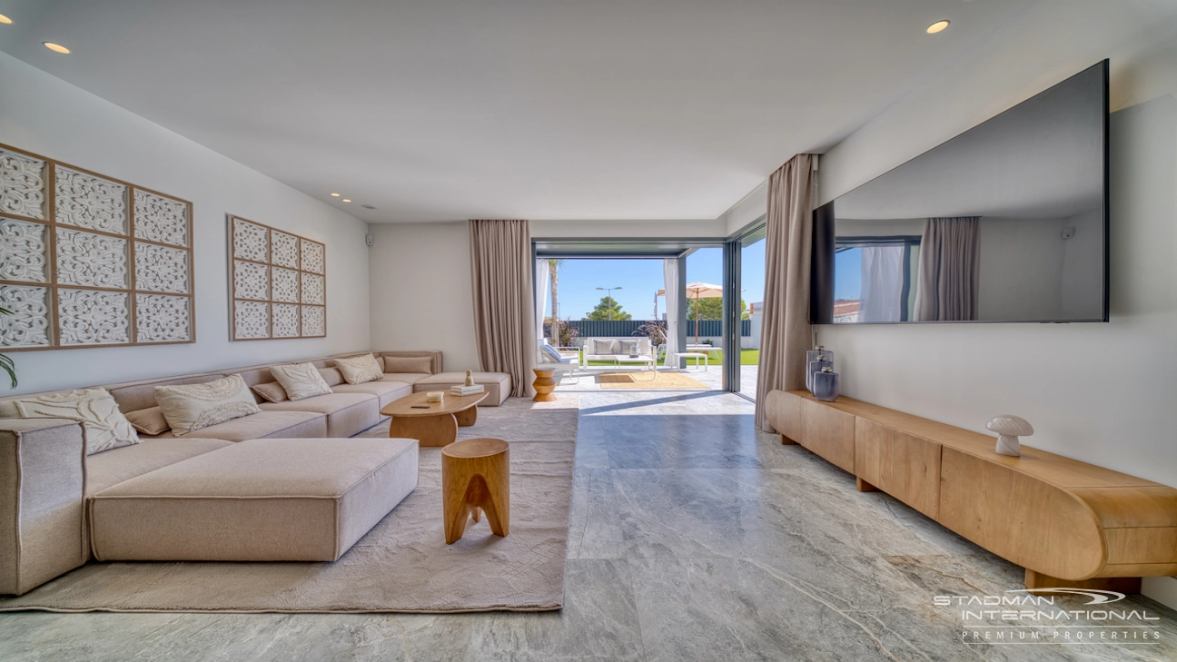 Modern Villa on a Flat Plot in a Central Location Near Altea