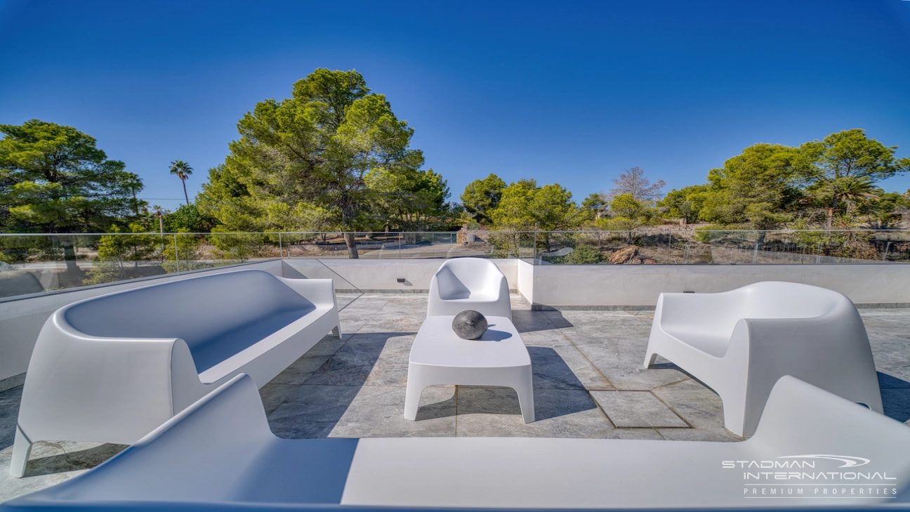 Modern Villa on a Flat Plot in a Central Location Near Altea