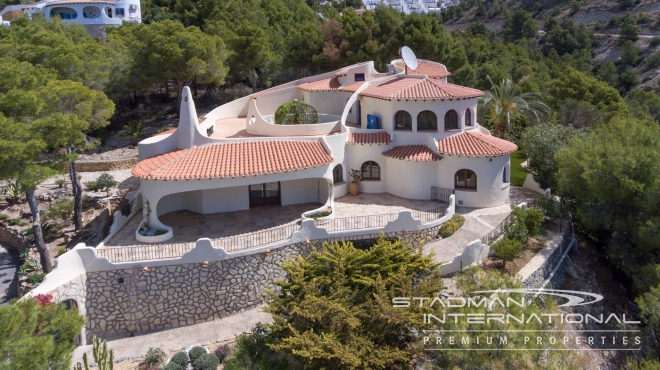 Stunning Moorish Style Villa with a Modern Interior and a Large Private Plot