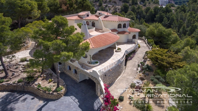 Stunning Moorish Style Villa with a Modern Interior and a Large Private Plot