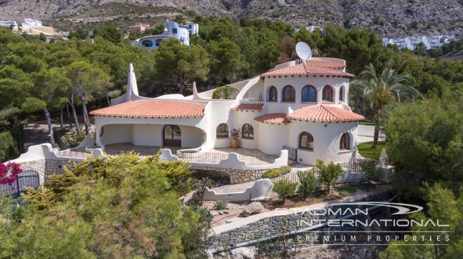Stunning Moorish Style Villa with a Modern Interior and a Large Private Plot