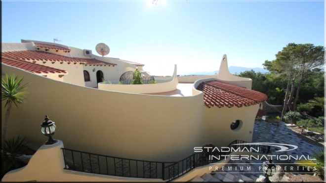 Stunning Moorish Style Villa with a Modern Interior and a Large Private Plot