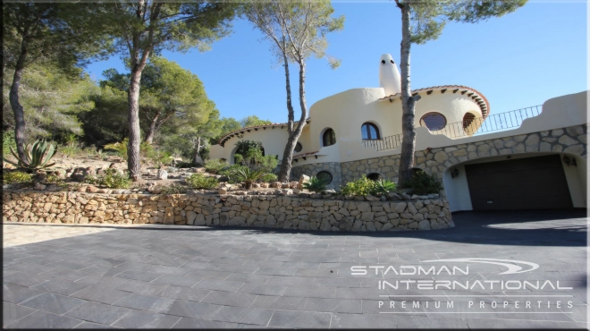Stunning Moorish Style Villa with a Modern Interior and a Large Private Plot