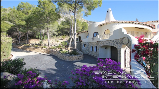 Stunning Moorish Style Villa with a Modern Interior and a Large Private Plot