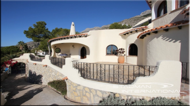 Stunning Moorish Style Villa with a Modern Interior and a Large Private Plot