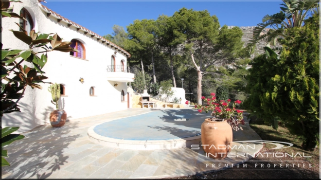 Stunning Moorish Style Villa with a Modern Interior and a Large Private Plot