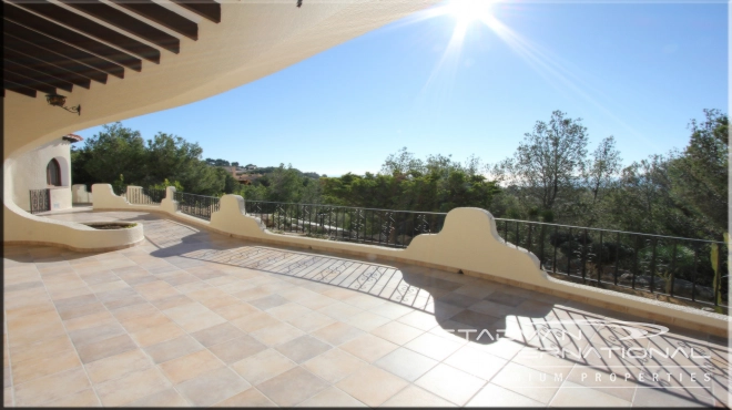 Stunning Moorish Style Villa with a Modern Interior and a Large Private Plot
