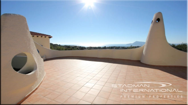 Stunning Moorish Style Villa with a Modern Interior and a Large Private Plot