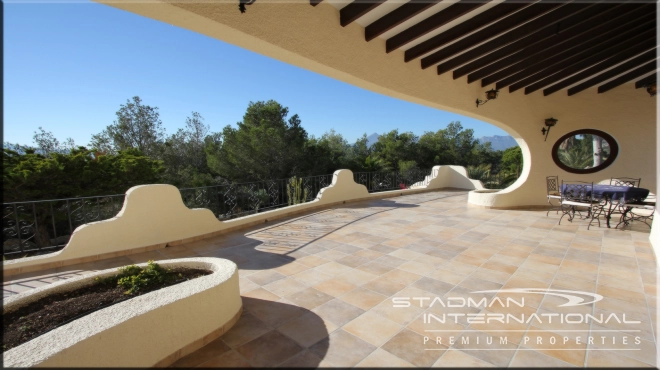 Stunning Moorish Style Villa with a Modern Interior and a Large Private Plot