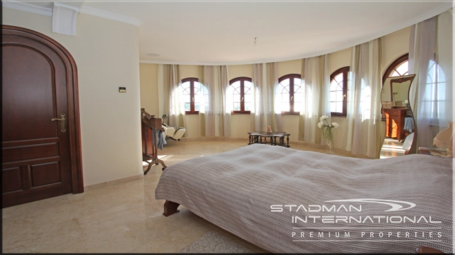 Stunning Moorish Style Villa with a Modern Interior and a Large Private Plot