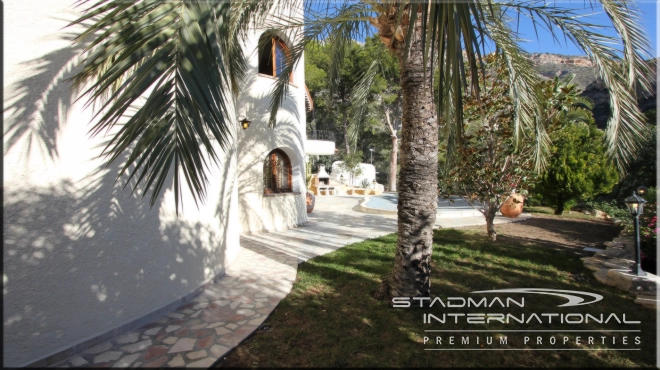 Stunning Moorish Style Villa with a Modern Interior and a Large Private Plot