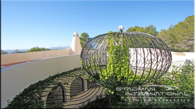 Stunning Moorish Style Villa with a Modern Interior and a Large Private Plot