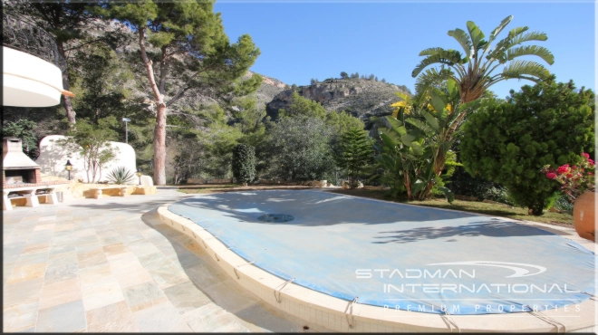 Stunning Moorish Style Villa with a Modern Interior and a Large Private Plot