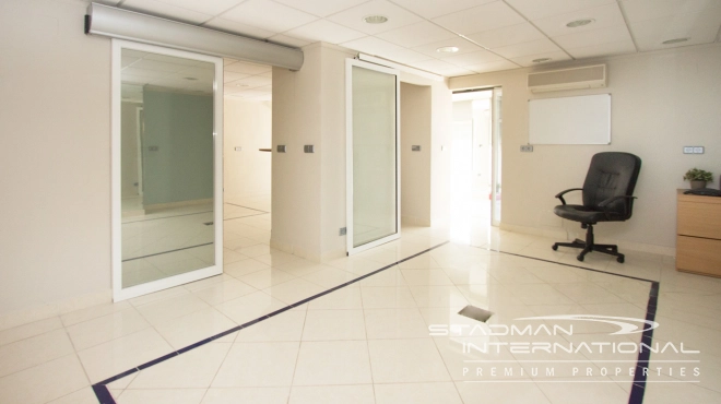 Große Gewerbeimmobilie an der Hauptstraße von La Olla, Altea