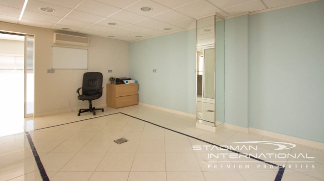 Große Gewerbeimmobilie an der Hauptstraße von La Olla, Altea