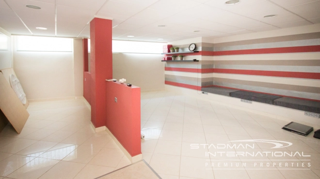 Große Gewerbeimmobilie an der Hauptstraße von La Olla, Altea