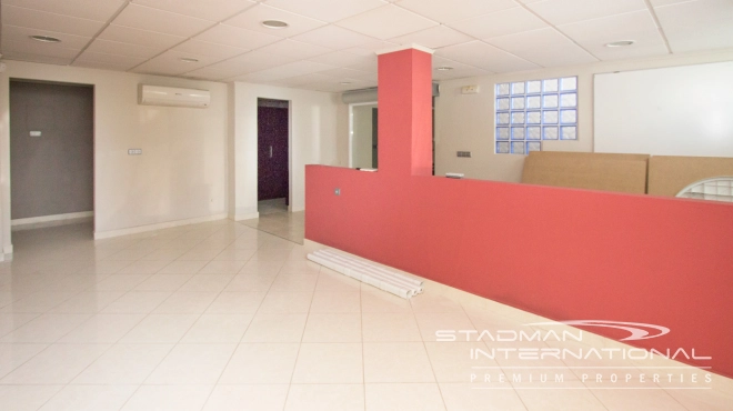 Große Gewerbeimmobilie an der Hauptstraße von La Olla, Altea