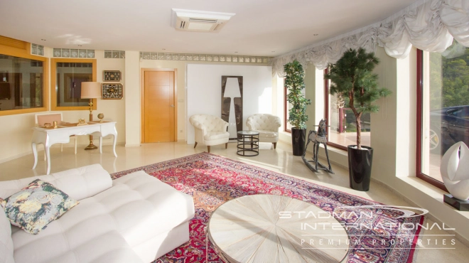 Luxury Villa with Magnificent Seaview and Guest House