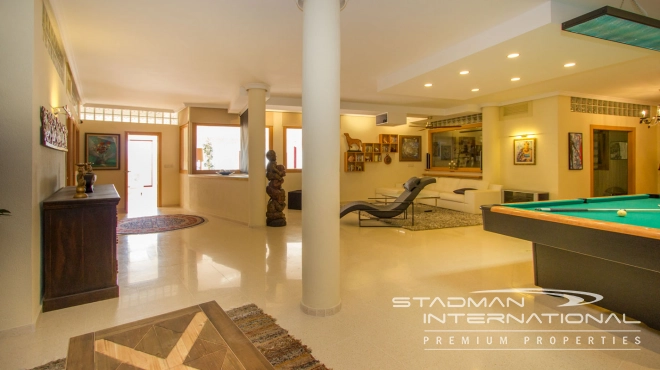 Luxury Villa with Magnificent Seaview and Guest House