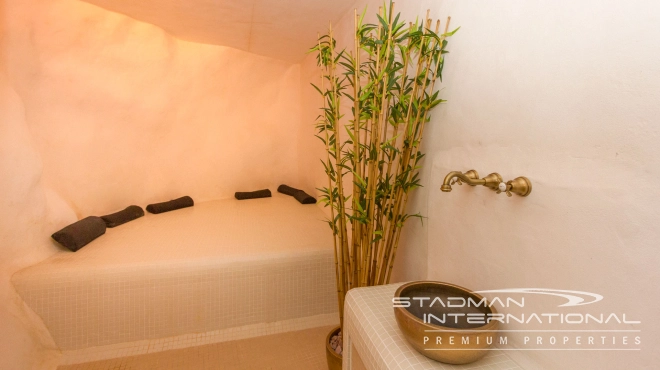 Luxury Villa with Magnificent Seaview and Guest House