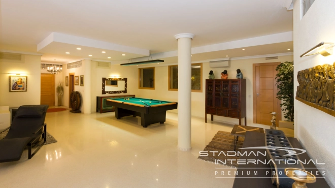 Luxury Villa with Magnificent Seaview and Guest House