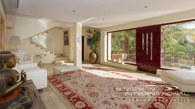 Luxury Villa with Magnificent Seaview and Guest House