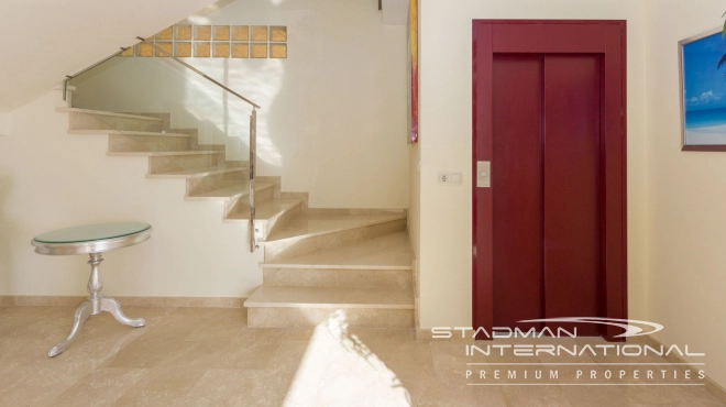 Luxury Villa with Magnificent Seaview and Guest House