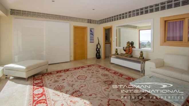 Luxury Villa with Magnificent Seaview and Guest House