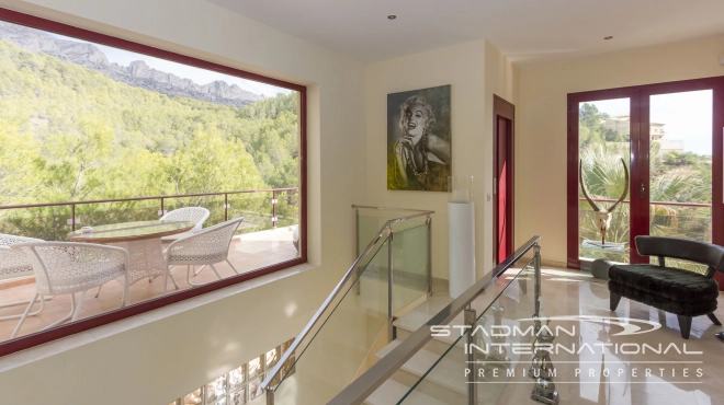 Luxury Villa with Magnificent Seaview and Guest House