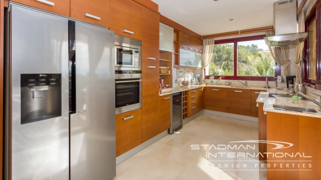 Luxury Villa with Magnificent Seaview and Guest House