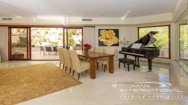 Luxury Villa with Magnificent Seaview and Guest House