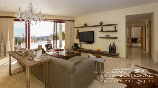 Luxury Villa with Magnificent Seaview and Guest House