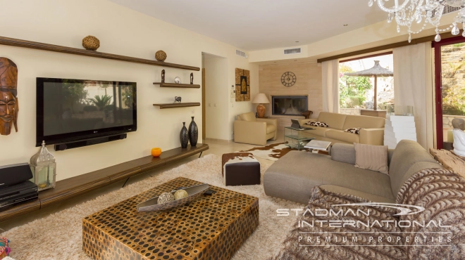 Luxury Villa with Magnificent Seaview and Guest House