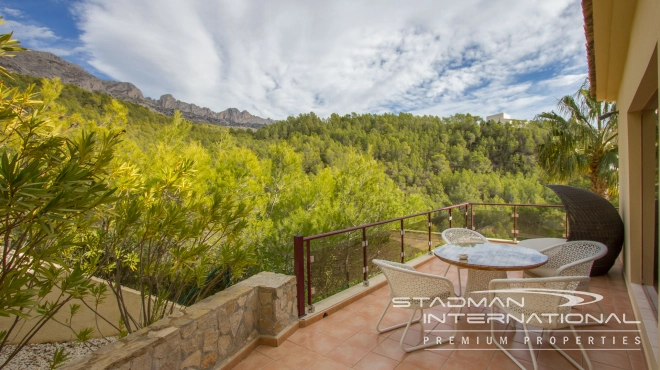 Luxury Villa with Magnificent Seaview and Guest House