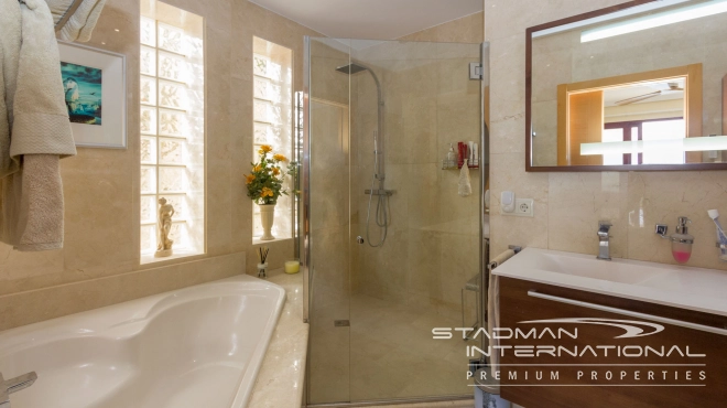 Luxury Villa with Magnificent Seaview and Guest House