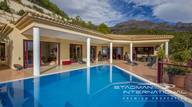 Luxury Villa with Magnificent Seaview and Guest House