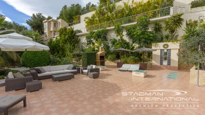 Luxury Villa with Magnificent Seaview and Guest House