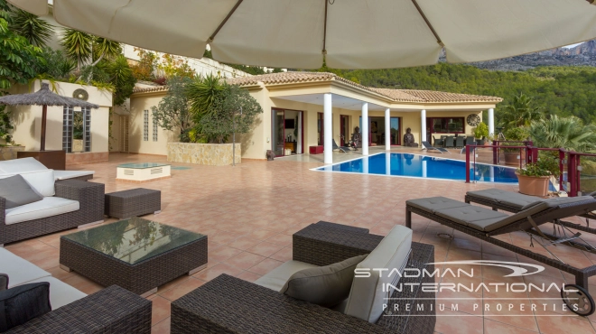 Luxury Villa with Magnificent Seaview and Guest House