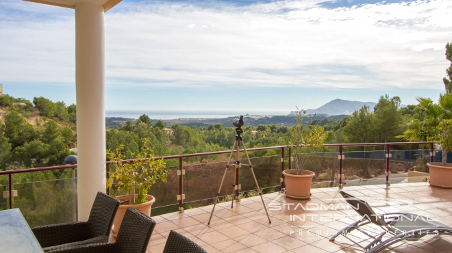 Luxury Villa with Magnificent Seaview and Guest House