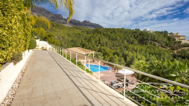 Luxury Villa with Magnificent Seaview and Guest House