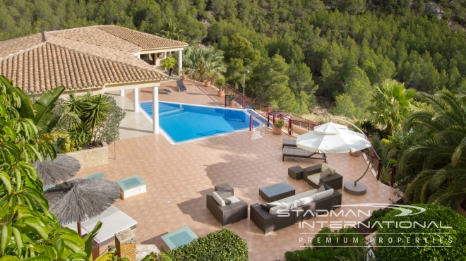 Luxury Villa with Magnificent Seaview and Guest House