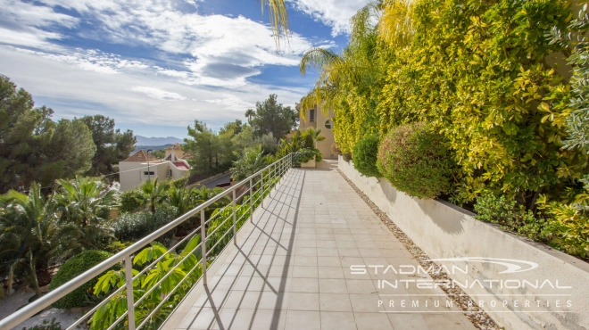 Luxury Villa with Magnificent Seaview and Guest House