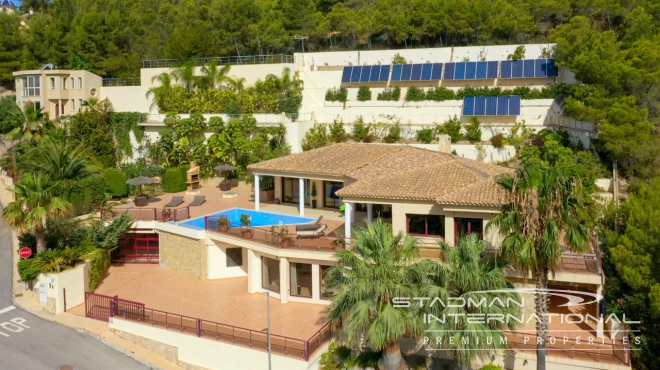 Luxury Villa with Magnificent Seaview and Guest House