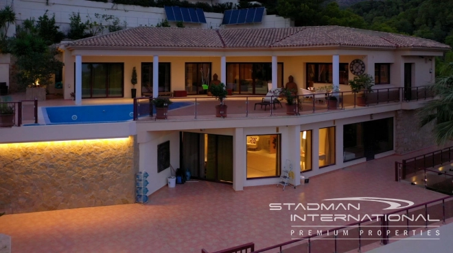 Luxury Villa with Magnificent Seaview and Guest House